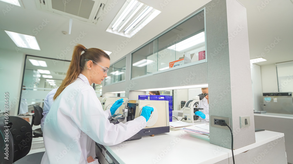 Obraz premium Scientist conducting research in a modern laboratory with advanced equipment during the day