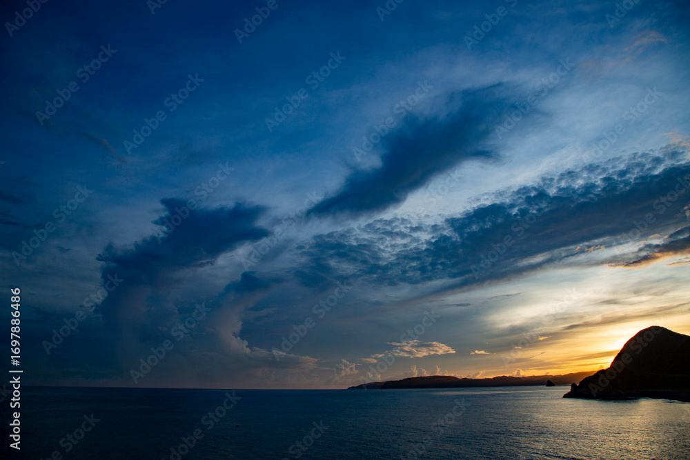 Obraz premium 夏雲。積乱雲。海。空。