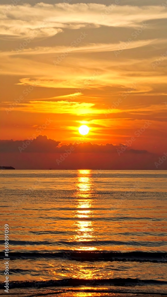 Fototapeta premium Golden sunset over calm ocean