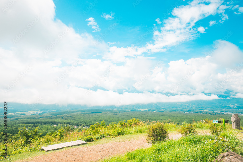 Fototapeta premium アニメのような空と山の景色