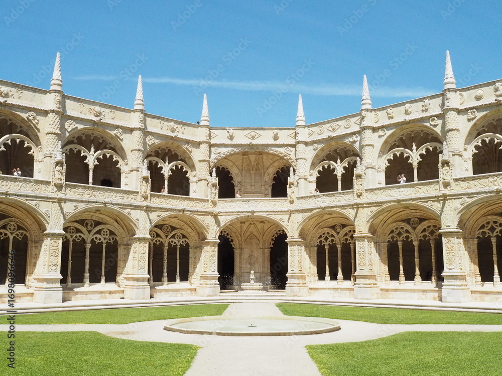 Fototapeta premium Claustro mágico de verano