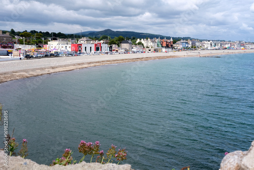 Foto Picturesque Bray beach promenade, a serene coastal retreat near Dublin with char