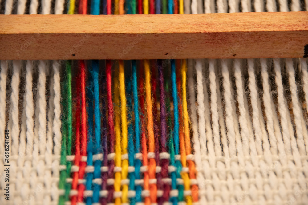 Φωτογραφία Trama de lanas de colores y blancas en telar María, con textura de trama, rellen