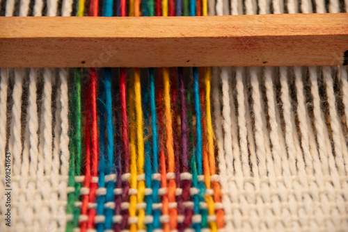 Canvastavla Trama de lanas de colores y blancas en telar María, con textura de trama, rellen