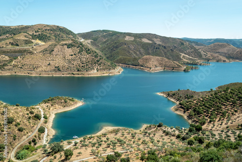 O rio Sabor e a beleza natural da paisagem em meio às montanhas cobertas por vegetação e um céu azul em Portugal