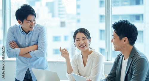 オフィスで談笑する日本人