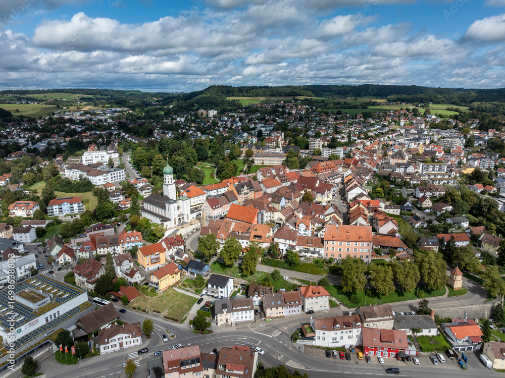 Obraz premium Luftbild von der Stadt Stockach mit der Kirche St. Oswald in der Oberstadt, historischer Stadtkern