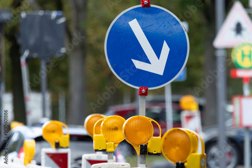 Bauarbeiten, Bauarbeiter arbeiten an einer Baustelle im Straßenbau