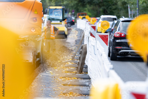 Bauarbeiten, Bauarbeiter arbeiten an einer Baustelle im Straßenbau