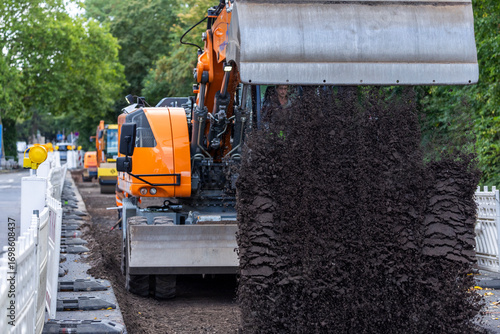 Bauarbeiten, Bauarbeiter arbeiten an einer Baustelle im Straßenbau