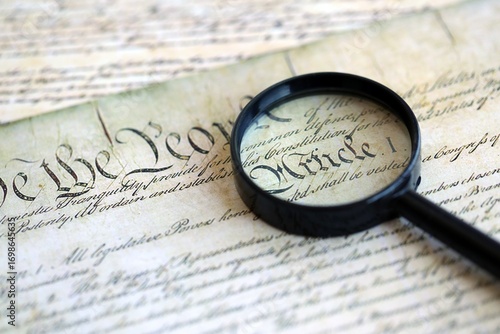 Papier peint Magnifying glass and United States Constitution
