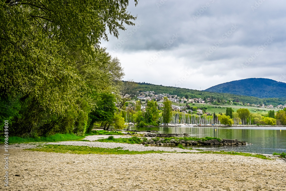 Fototapeta premium Colombier, Neuenburgersee, Seeufer, Uferweg, Strand, Hafen, Wassersport, Wasservögel, Naturschutz, Auvernier, Neuenburg, Seerundfahrt, Frühling, Schweiz