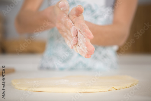 Принти на полотні floury hands over pastry