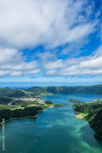 Malownicze dwa jeziora w kalderach wulkanicznych na Azorach. Najciekawsze atrakcje podczas wyjazdu na portugalskie Azory. Kaldera wulkaniczna nad Siedmioma Miastami