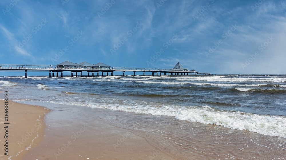 Naklejka premium Strand und Seebrücke in Heringsdorf Insel Usedom