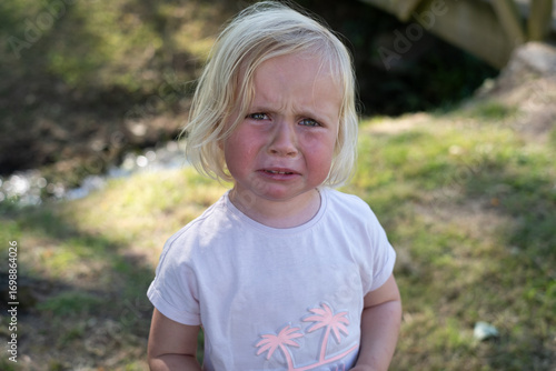 фотографія little girl crying from hurt feelings