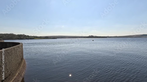Vue panoramique du lac de Brennilis dans les Monts d'Arrée en Bretagne - France