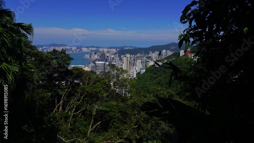 hongkong, blick vom stadtgebirge victoria peak auf die hk center-seite bei blauem himmel