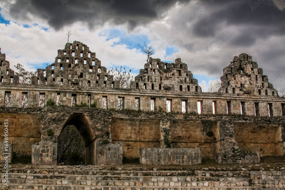 Fototapeta premium La Casa de las Palomas, Zona Arqueológica de Uxmal, Yucatán, México.