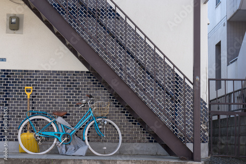 スチール製の階段と自転車