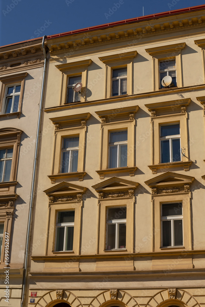 Obraz premium This is a remarkable building that features many windows and is topped with a striking red roof that adds character and charm