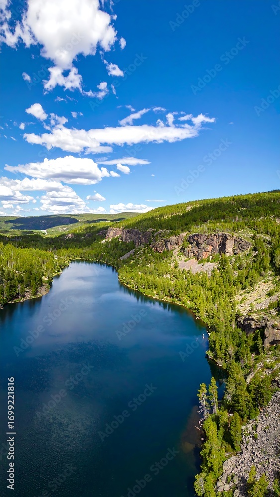 Naklejka premium Scenic alpine lake under a partly cloudy sky