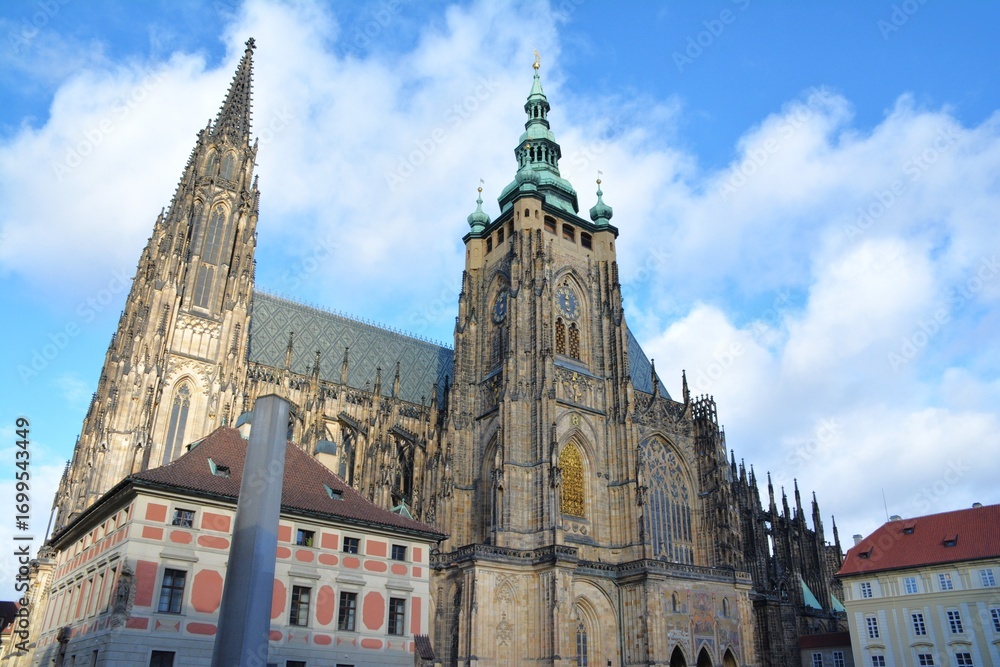 Fototapeta premium プラハ・聖ヴィート大聖堂の外観と青空