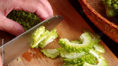 ゴーヤをカットする　ニガウリをカットする