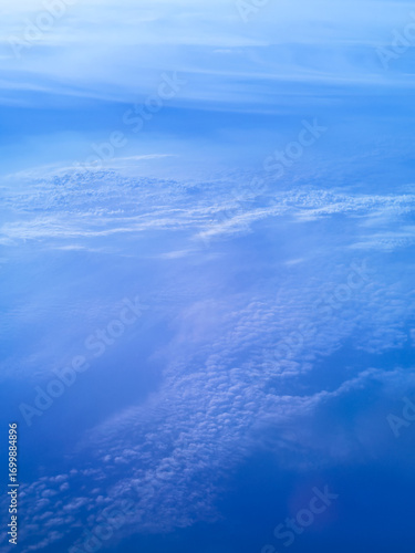 空と雲の青い背景素材、飛行機からの眺め
