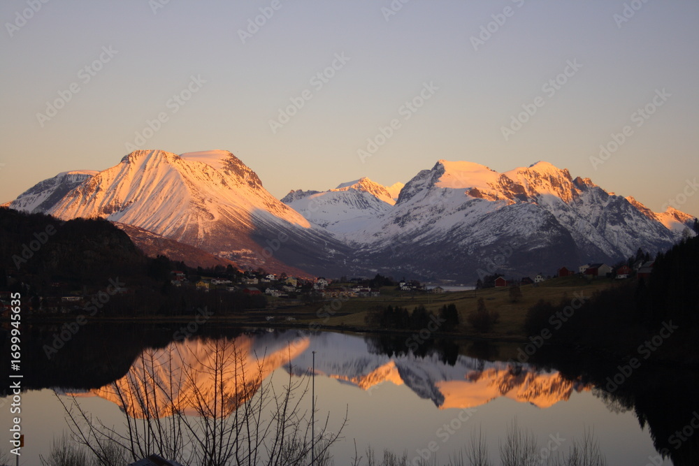 Fototapeta premium still lake and mountains
