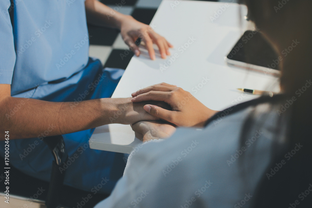 Obraz premium Doctor came to check the patient and shook his hand to encourage. Comforting the sick and treating the best, cured in the hospital.