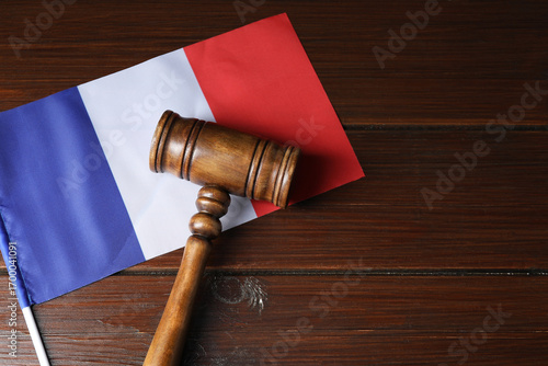 Fotografie Judge's gavel and flag of France on wooden table, top view