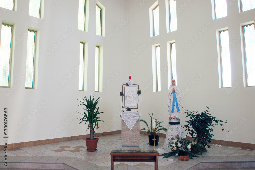 Φωτογραφία The parish church of Saint John of Napomuk in Glina, Croatia