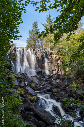 Oberer Abschnitt des Aros Waterfalls auf der Isle of Mull – Wasserfall in felsiger Waldlandschaft unter klarem Himmel, aufgenommen im Spätsommer  