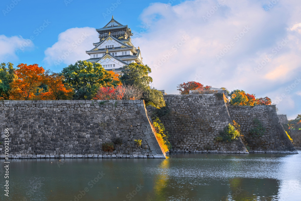 Naklejka premium Osaka Castle with beautiful foliage in autumn in Osaka, Japan