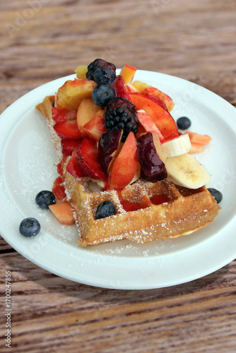 waffel mit frischen früchten