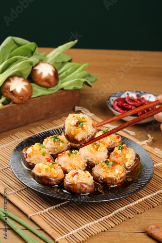Cuadro en lienzo Steamed Shiitake Mushrooms with Garlic Vermicelli Noodles Asian Teppanyaki Style