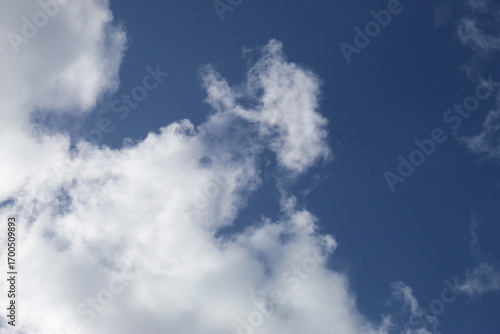 Belles photos de nuages dans un beau ciel bleu