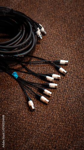 Cabos de audio jogasdos no chao 