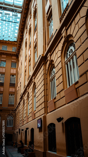Centro Cultural Banco do Brasil de Minas Gerais em Belo Horizonte, parte interna da parede com vidraria