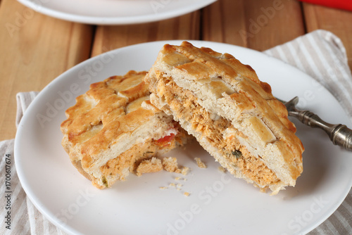 torta de frango cortada com recheio cremoso, servida no prato