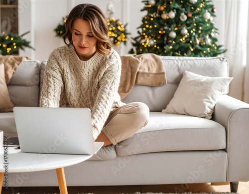 Moderne Frau am Laptop zu Hause während der Weihnachtszeit
