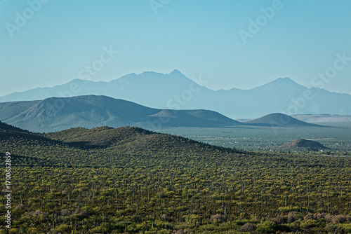 Foto Beautiful layers of mountains during early morning blue hour