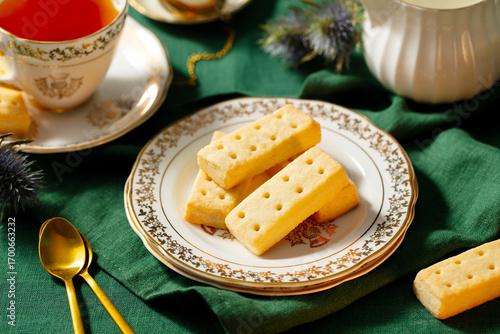 Foto Shortbread cookies on a plate with cup of tea