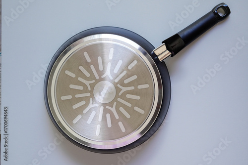 白背景の新しいフライパンの裏側(フライパンの底)