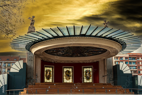 Foto Arenal bandstand under a dramatic golden sky in Bilbao.