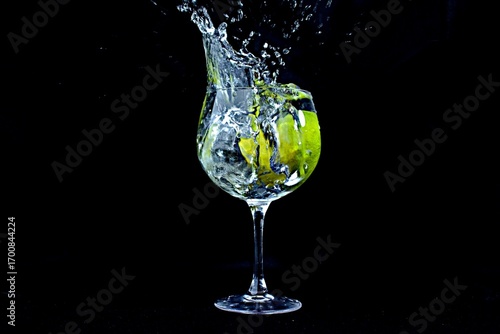 Bebida refrescante en fondo negro .