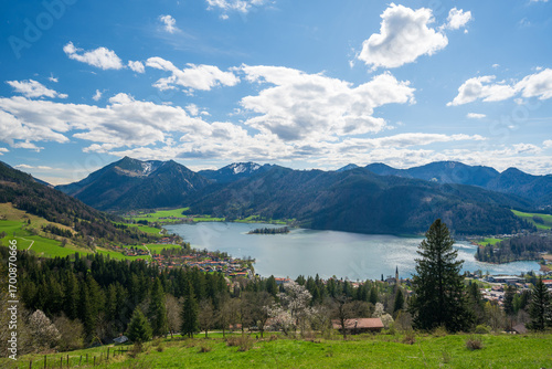 Panoramablick von der Schliersberg Alm auf den Schliersee und die bayerischen Alpen