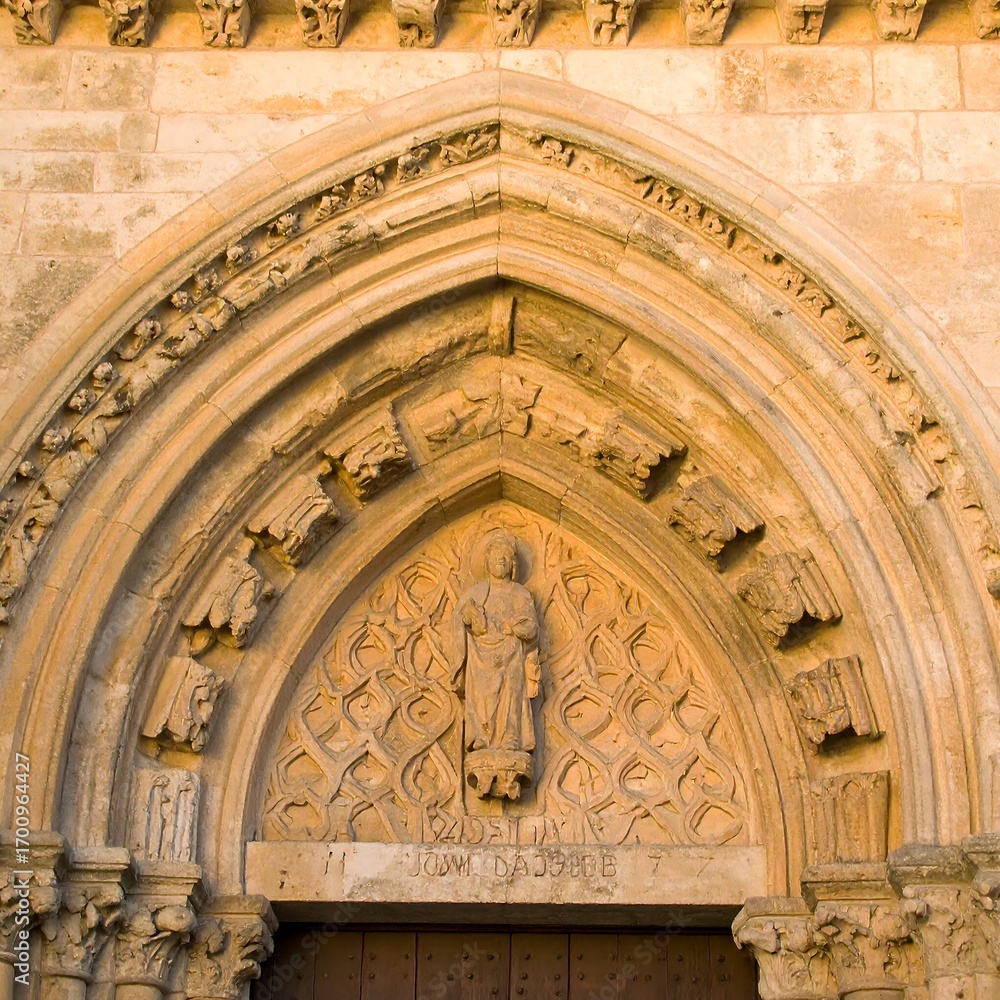 Obraz premium Ornate stone archway of a historical building