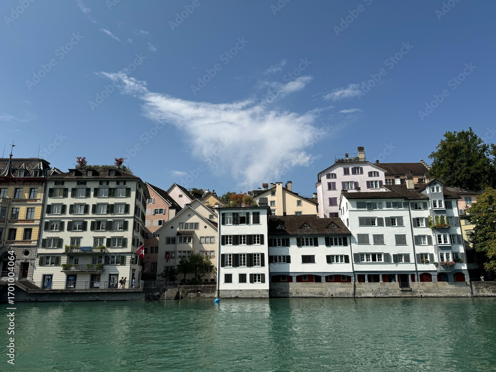 Obraz premium Historische Bauten am Limmatt-Ufer in der Altstadt von Zürich, Schweiz